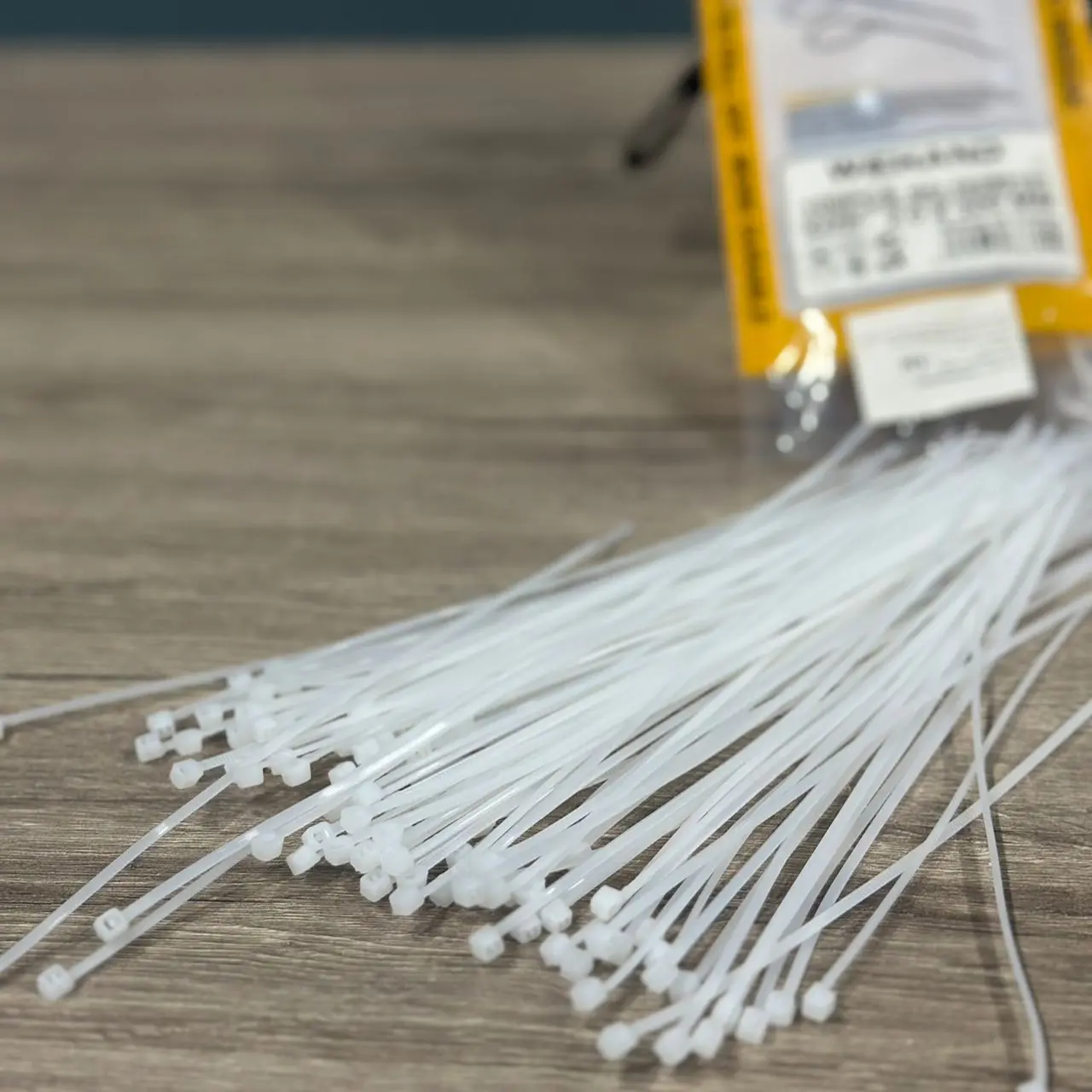 ATTACHE EN PLASTIQUE CABLE TIE WEHAND SIZE 2mm X 200mm BLANC 1PCS